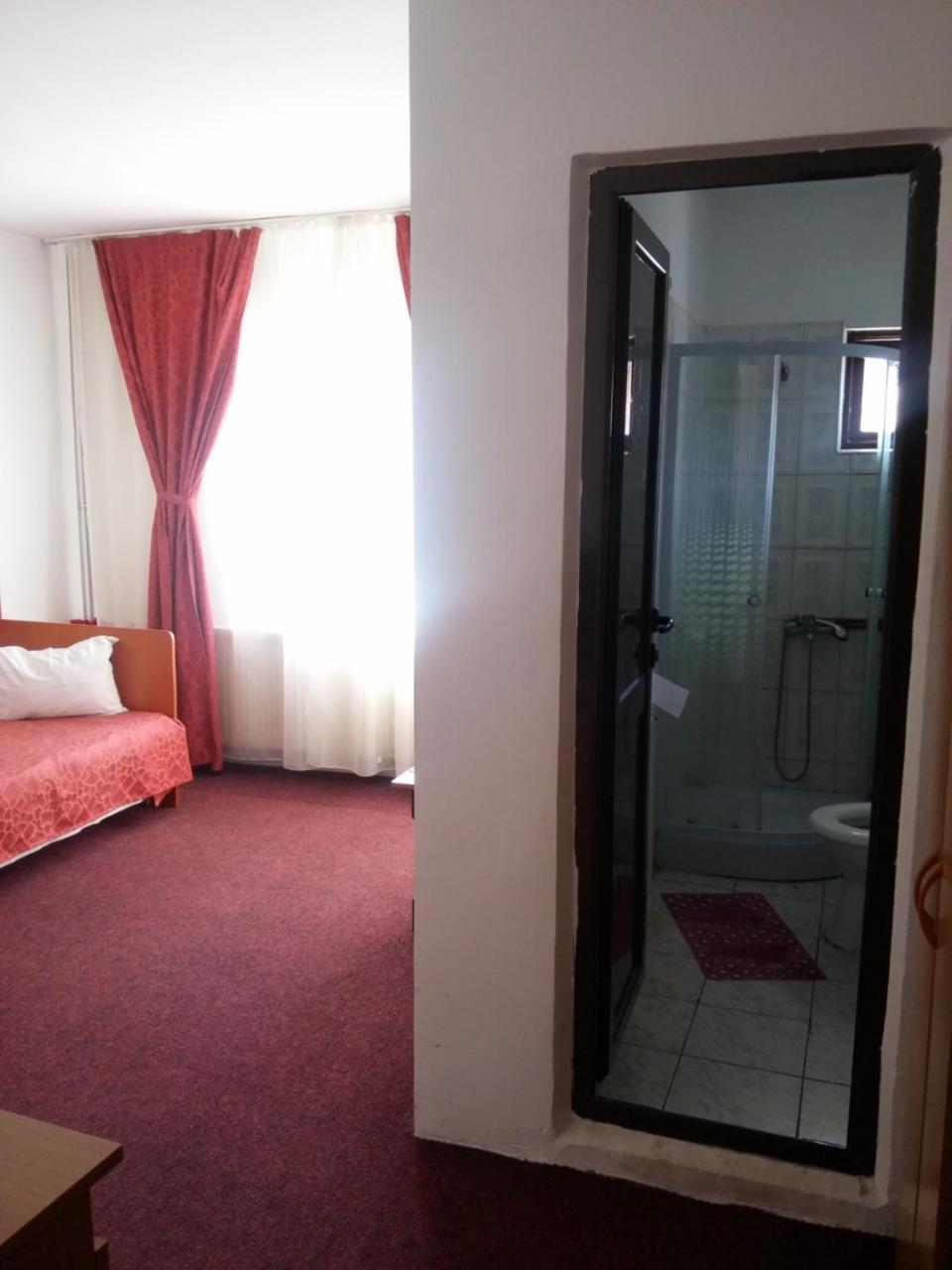 Bed and Breakfast Riviera Valceana à Râmnicu Vâlcea Extérieur photo