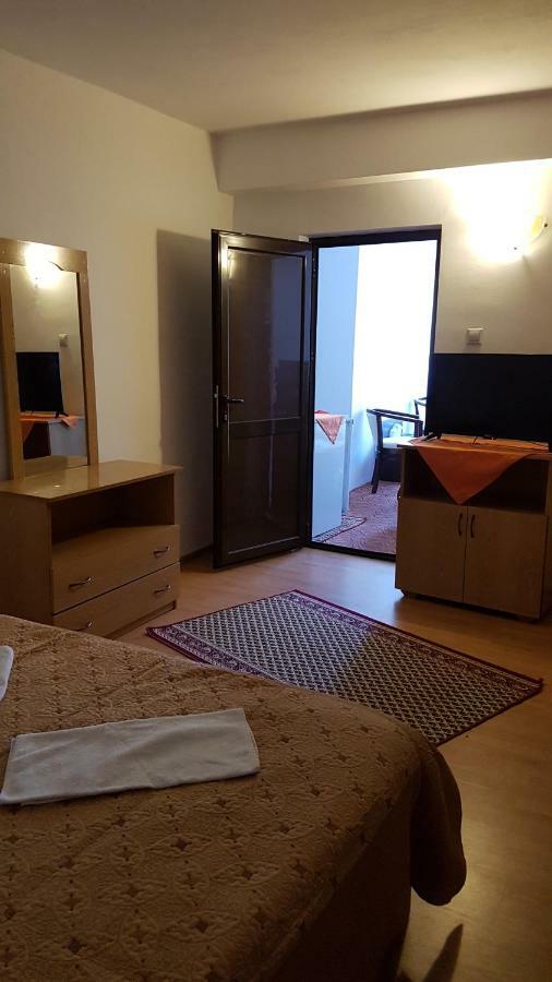 Bed and Breakfast Riviera Valceana à Râmnicu Vâlcea Extérieur photo