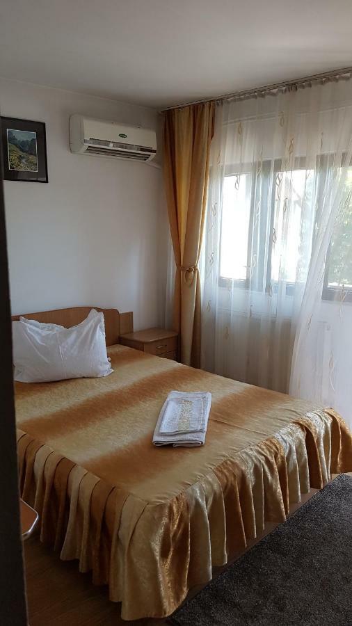 Bed and Breakfast Riviera Valceana à Râmnicu Vâlcea Extérieur photo